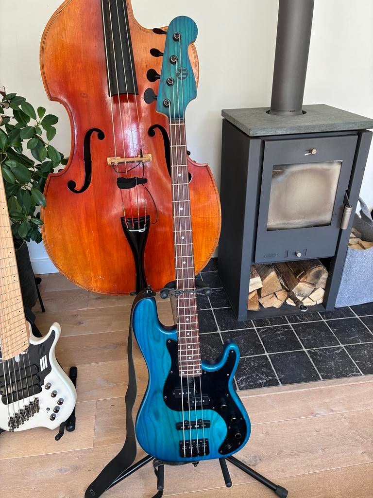 Maruszczyk Jake 2 4P-24 PJ-bass, Muziek en Instrumenten, Snaarinstrumenten | Gitaren | Bas, Ophalen, Zo goed als nieuw, Elektrisch