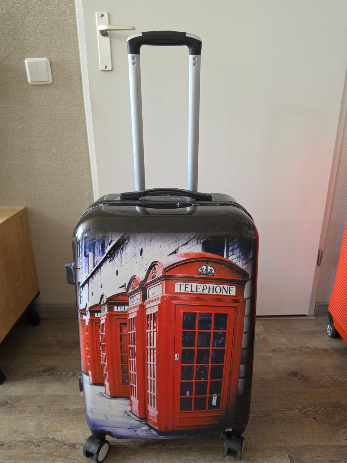 Koffer met Londense telefooncellen - Gebruikt, Ophalen, Gebruikt, 55 tot 75 cm, Wieltjes