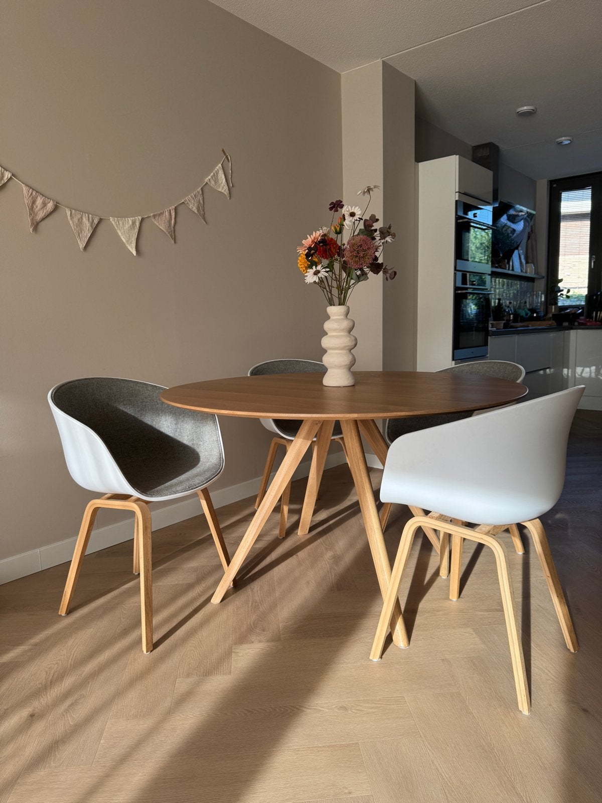 HAY AAC 22 stoelen + HelloTable Novum 30 eettafel, Ophalen, Gebruikt, Wit, Vier