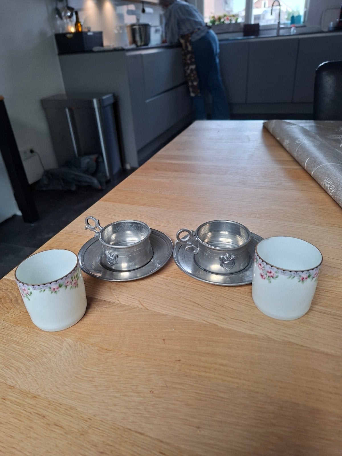 Set van 2 porseleinen kopjes met tinnen houders, Ophalen of Verzenden