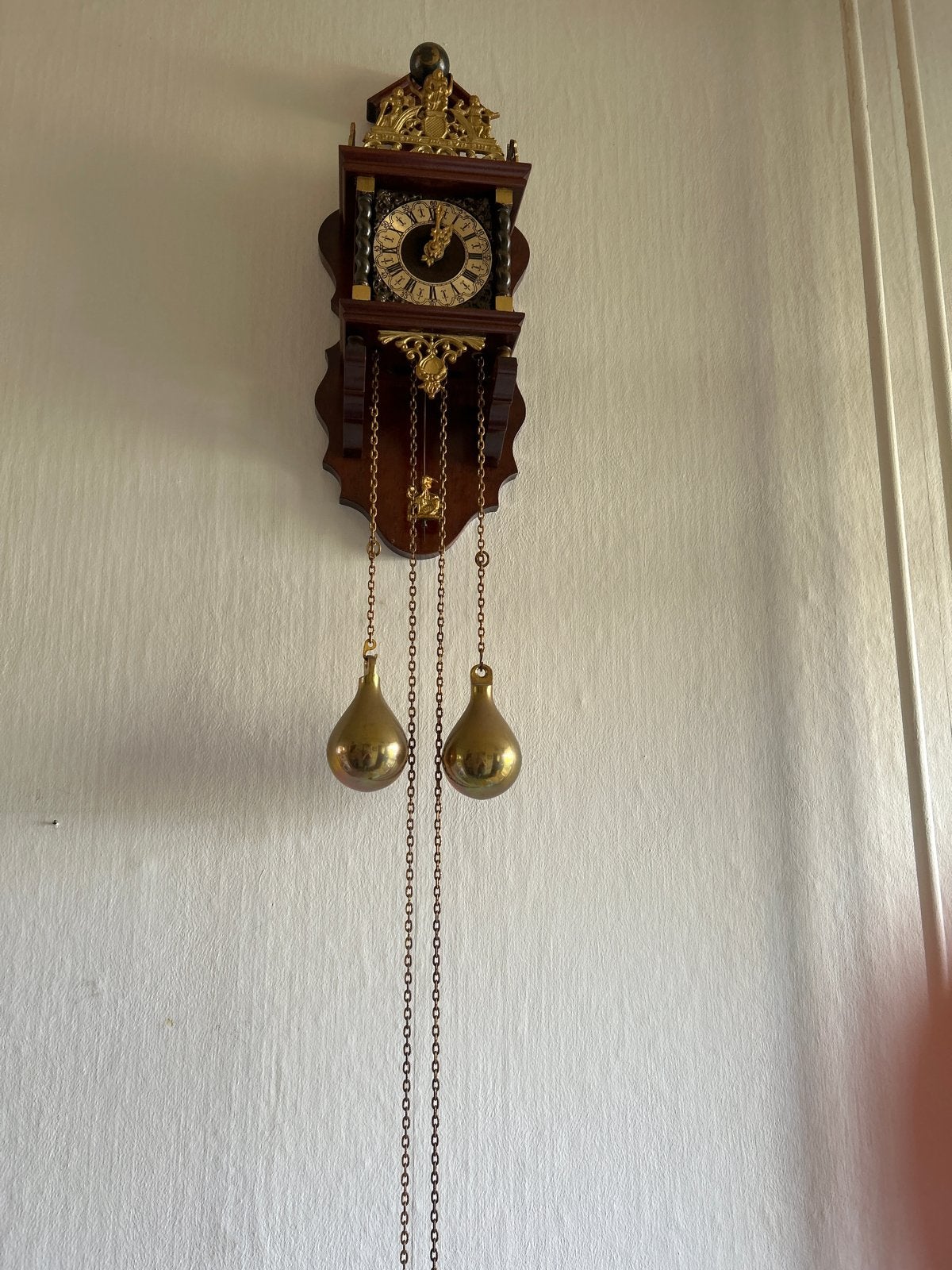 Antieke wandklok met gewichten, Ophalen