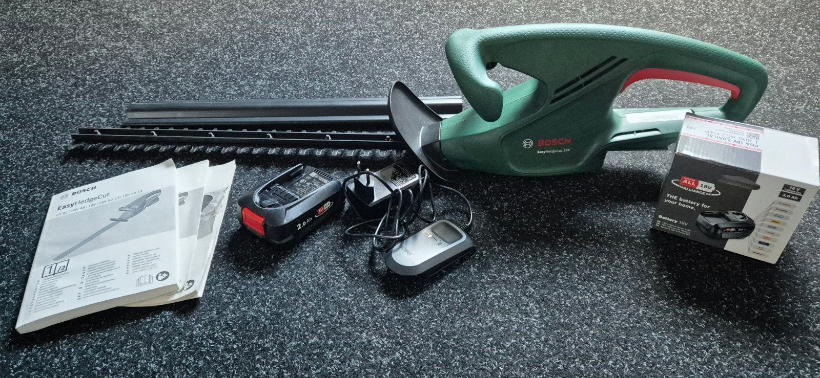 Bosch EasyHedgeCut 18V-44-11 heggenschaar met 2 accu's, Ophalen, Zo goed als nieuw, Accu, Bosch