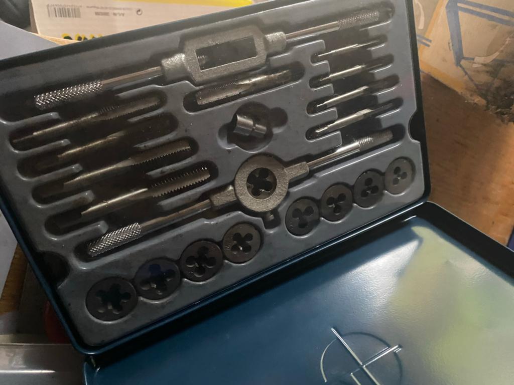 Tappenset en snijplaten set in metalen koffer, Ophalen of Verzenden, Gebruikt