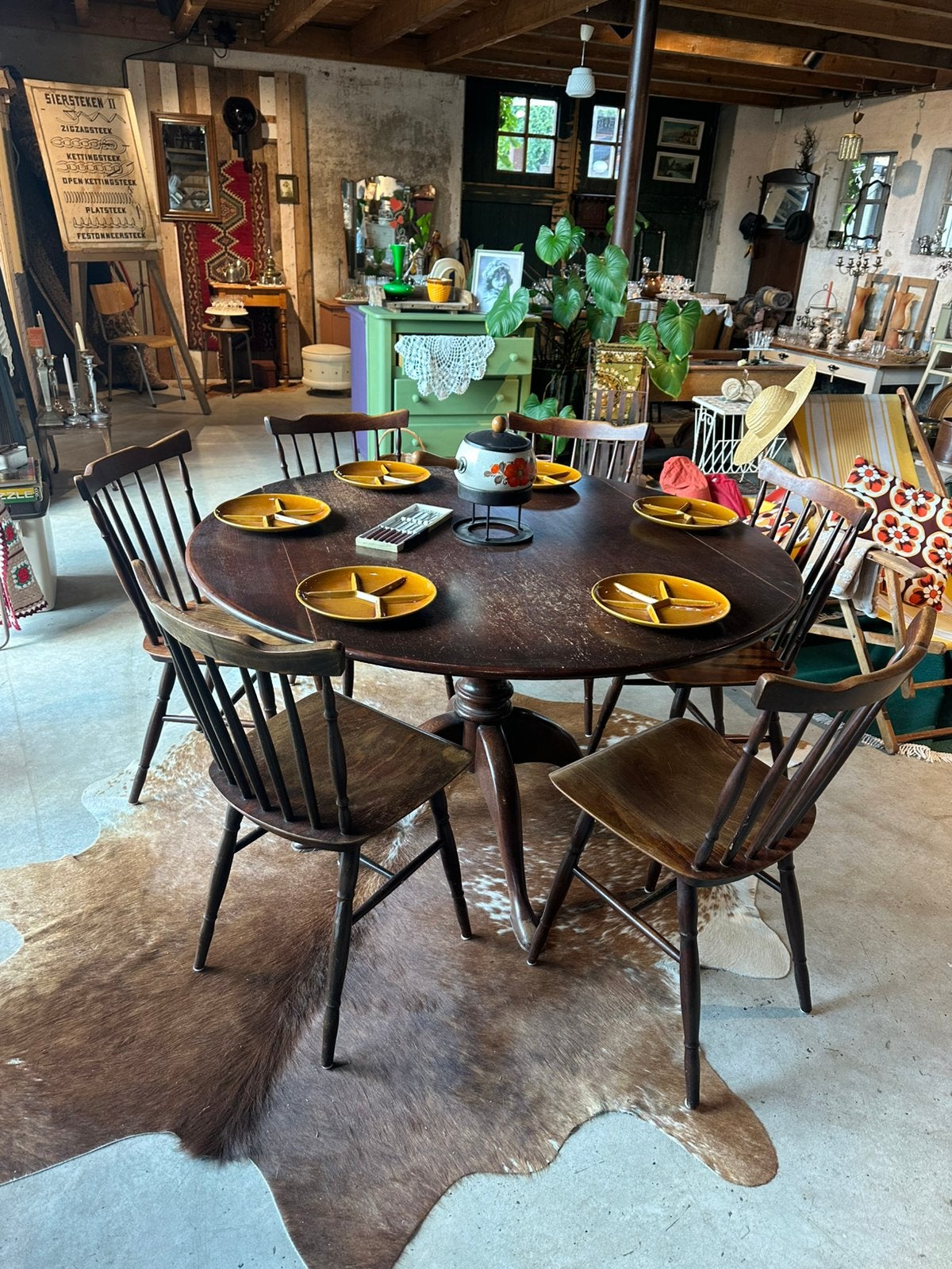 Brocante ronde tafel met 6 stoelen - hout - landelijk, Ophalen