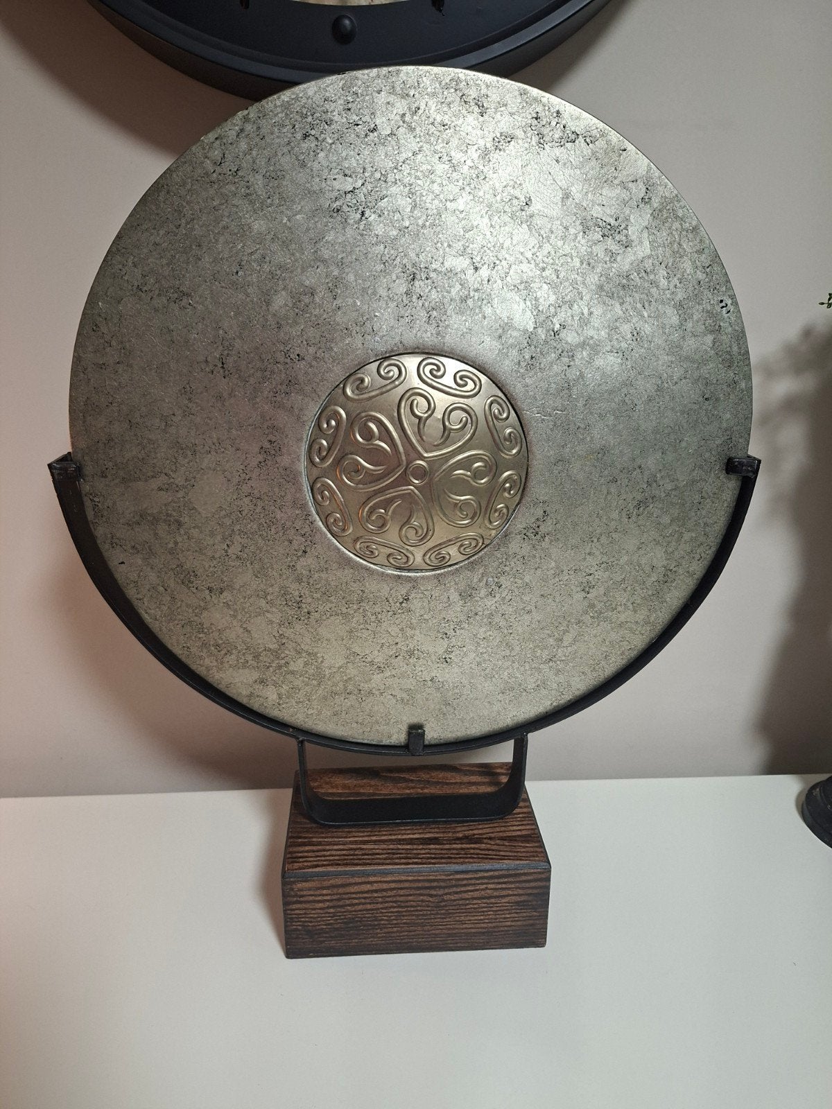 Decoratieve schijf op standaard, zilverkleurig, Ø44cm, Ophalen of Verzenden, Zo goed als nieuw, Metaal