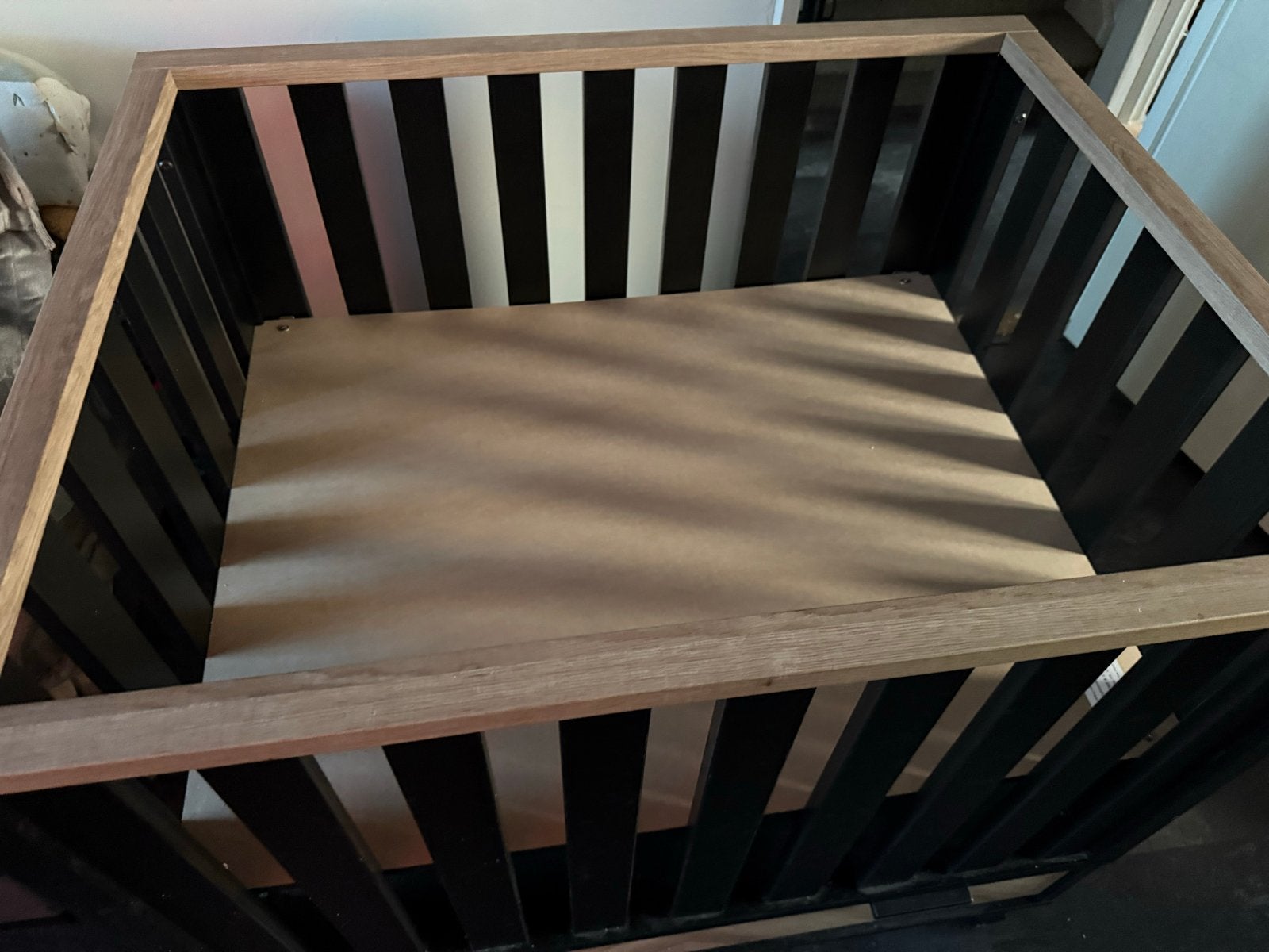 Baby box met lade - Zwart met hout accenten, Kinderen en Baby's, Boxen, Ophalen, Gebruikt, Vierkant, In hoogte verstelbaar