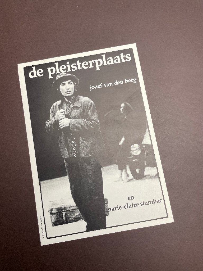 Affiche De Pleisterplaats, Jozef van de Berg (1987), Rechthoekig Staand, A4 of kleiner, Ophalen of Verzenden, Zo goed als nieuw
