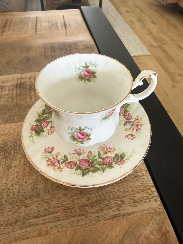 Royal Albert “Old Country Roses” kop en schotel, Antiek en Kunst, Ophalen