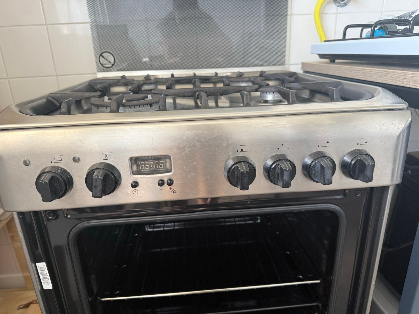 Indesit Vrijstaand Gasfornuis met Oven - Zo goed als nieuw, Witgoed en Apparatuur, Fornuizen, 60 cm of meer, Zo goed als nieuw