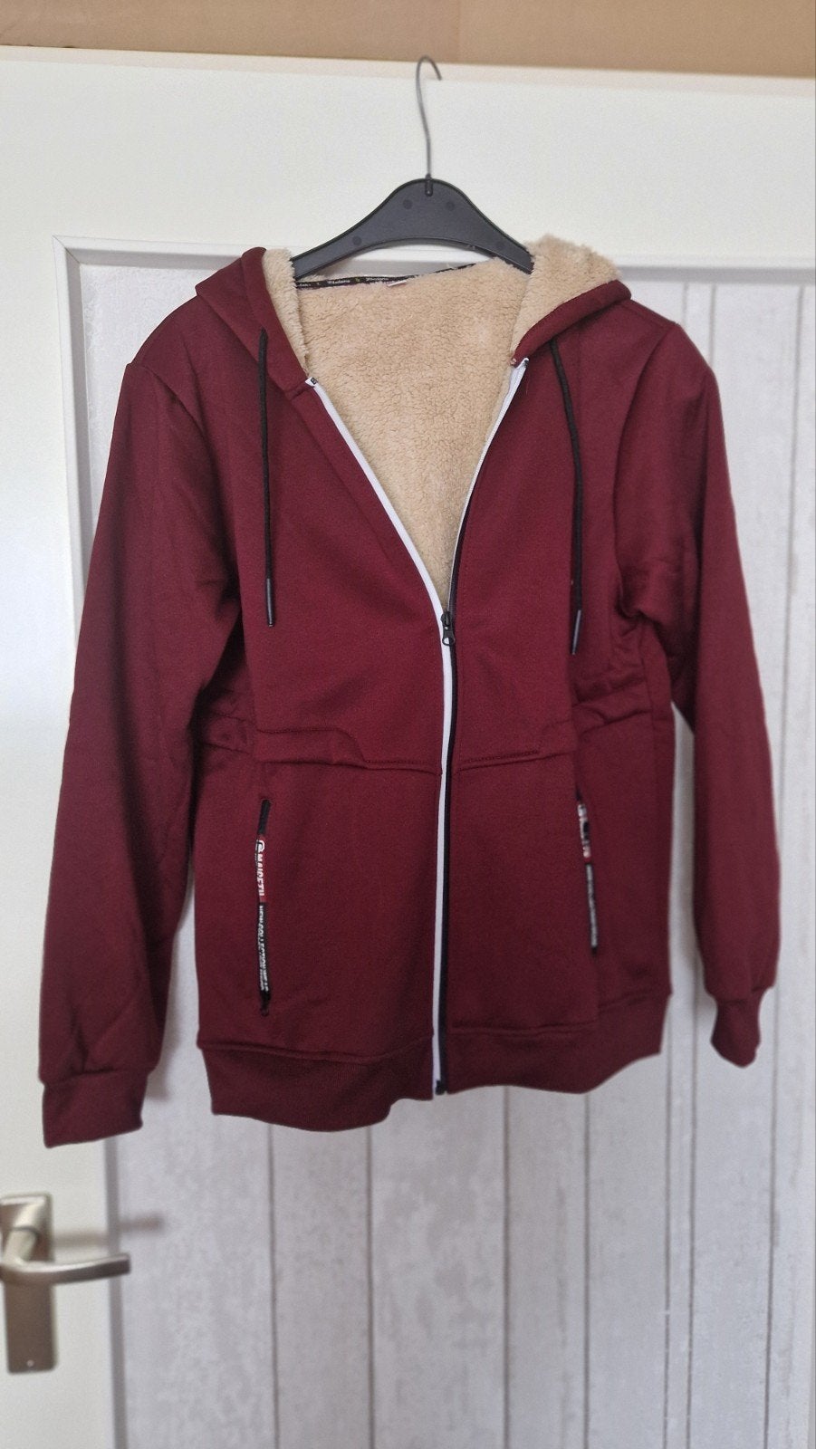 Nieuw bordeauxrood jongens/heren vest met hoodie en bontvoe, Kleding | Heren, Ophalen of Verzenden, Nieuw, Likulang
