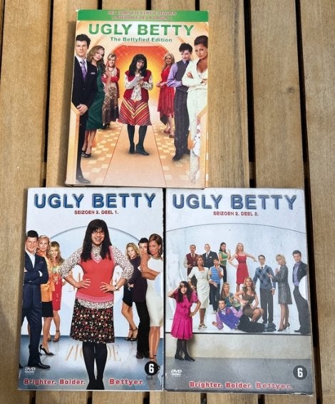 Ugly Betty seizoen 1 en 2 compleet, Ophalen of Verzenden, Zo goed als nieuw, Komedie, Inclusief boekje