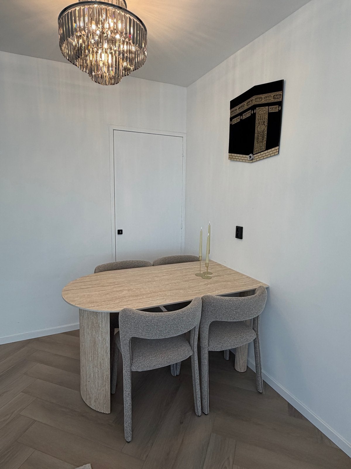 Halfronde travertinlook eettafel 140x80cm met 4 stoelen, Ophalen, Overige materialen, 100 tot 150 cm, 50 tot 100 cm