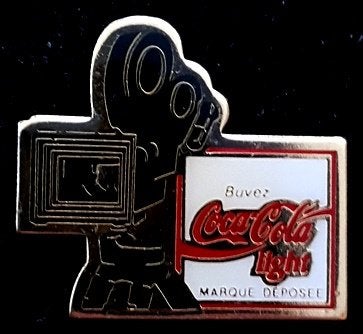 Coca Cola Light pin met filmcamera, Verzamelen, Verzenden, Nieuw, Merk, Speldje of Pin