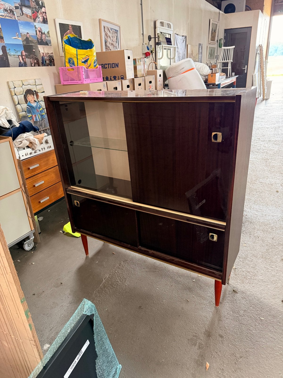Vintage dressoir/vitrinekast met glazen schuifdeuren, Antiek en Kunst, Ophalen