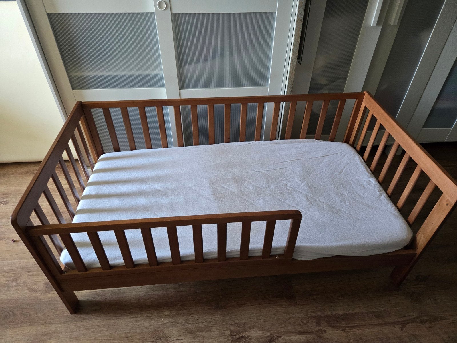 Houten kinderbed met spijlen en matras, Ophalen, 70 tot 85 cm, 140 tot 160 cm, Zo goed als nieuw