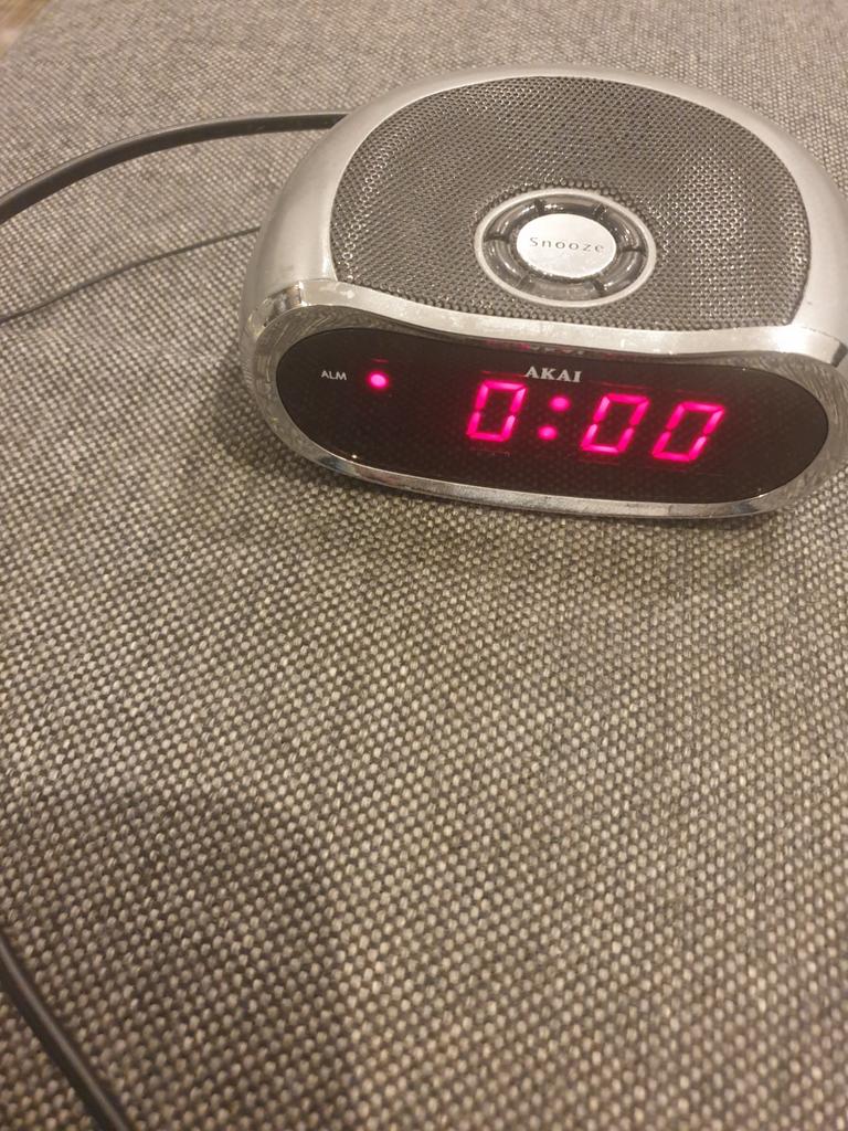 Akai Digitale Wekker met Snooze Functie, Witgoed en Apparatuur, Wekkers, Zo goed als nieuw, Digitaal, Ophalen of Verzenden