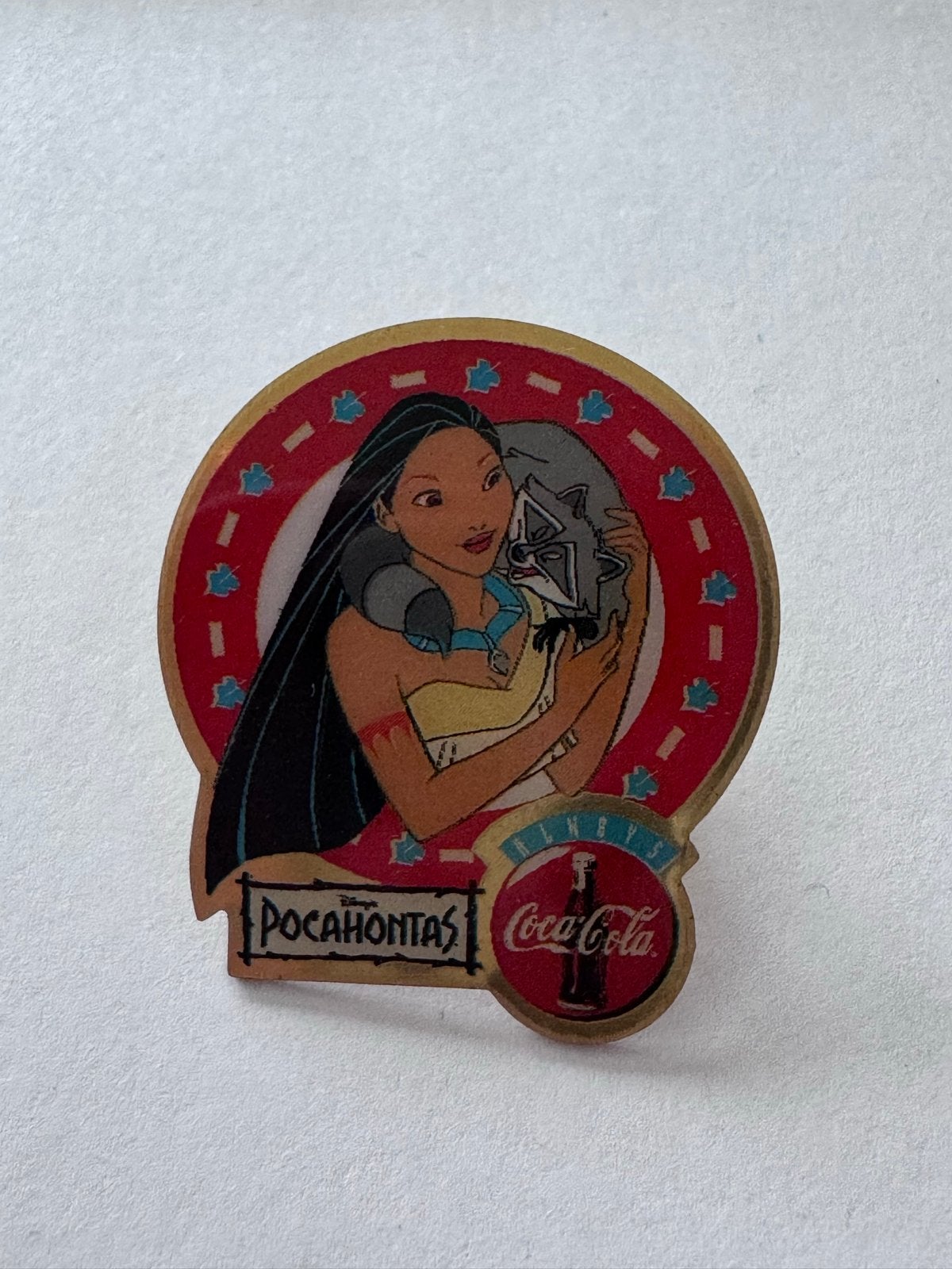 Disney Pocahontas Coca-Cola Pin - Vintage Verzamelobject, Verzamelen, Disney, Ophalen of Verzenden, Pocahontas of Kl. Zeemeermin
