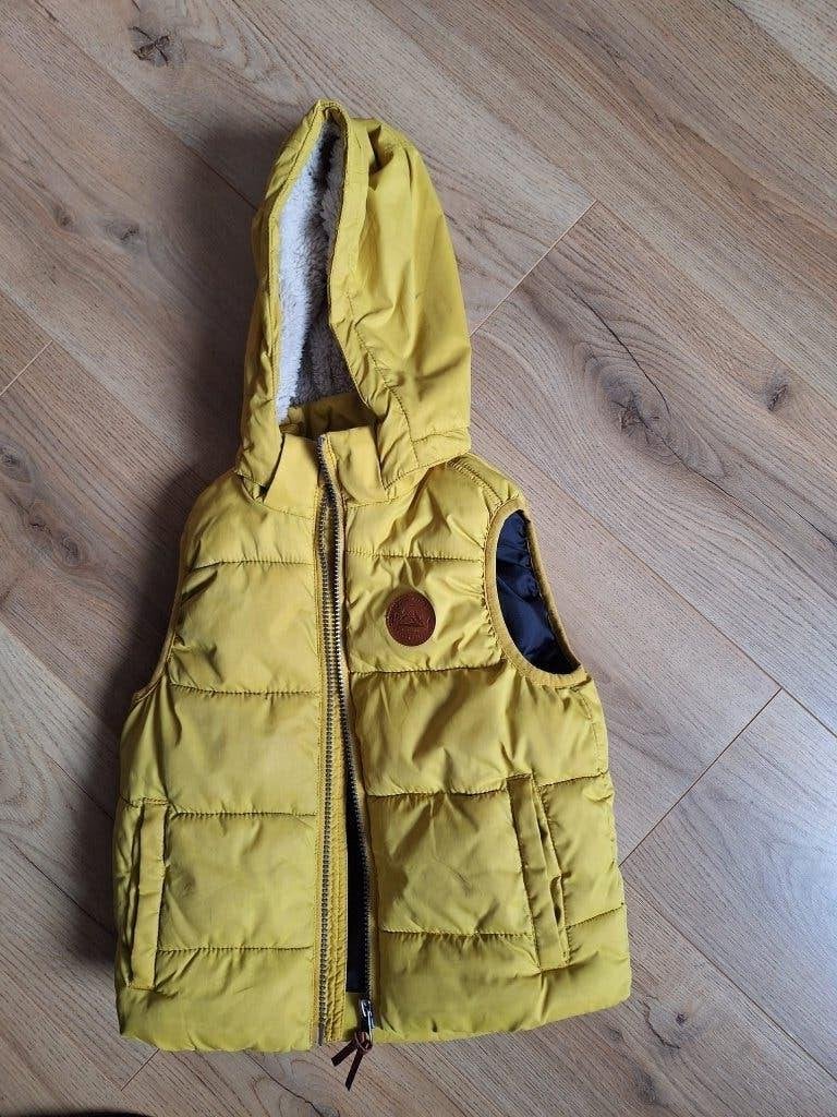 Bodywarmer met capuchon maat 110 - 116 / geel, Kinderen en Baby's, Kinderkleding | Maat 110, Jongen of Meisje, Ophalen of Verzenden