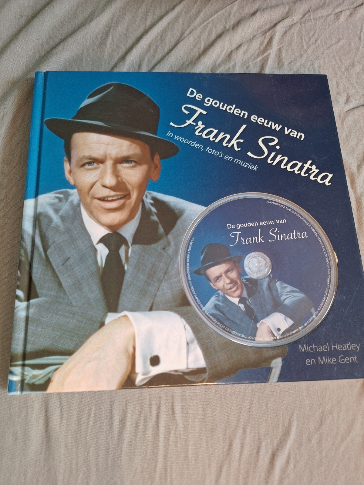 De gouden eeuw van Frank Sinatra - Boek met CD, Ophalen of Verzenden, Zo goed als nieuw, Michael Heatley en Mike Gent, Film, Tv en Media