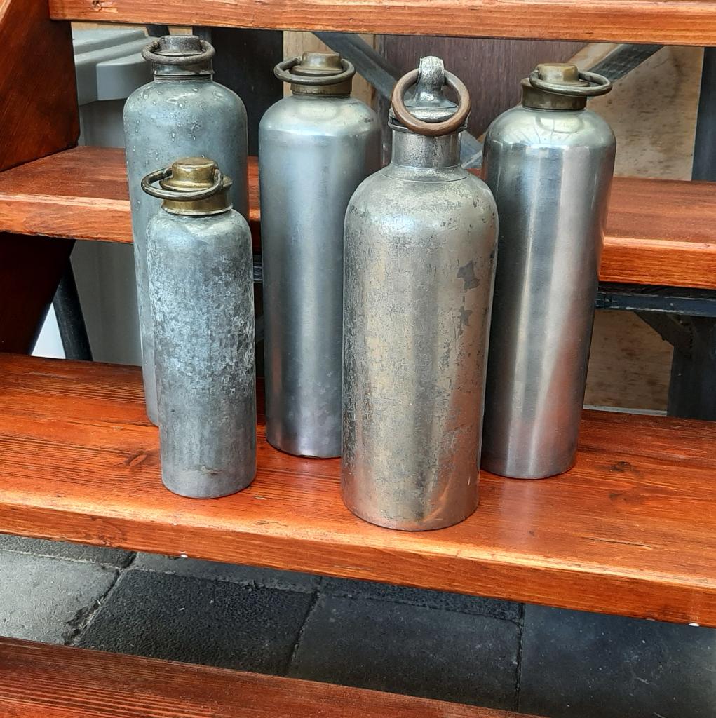 Vintage Retro Ouderwetse Zinken Kruiken van Zink en Messing, Ophalen