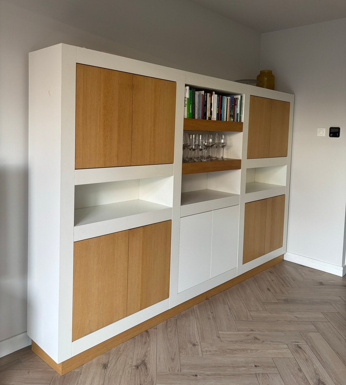 Stijlvolle wandkast met eikenhouten deuren en planken, Ophalen, Eikenhout, Zo goed als nieuw, 200 cm of meer