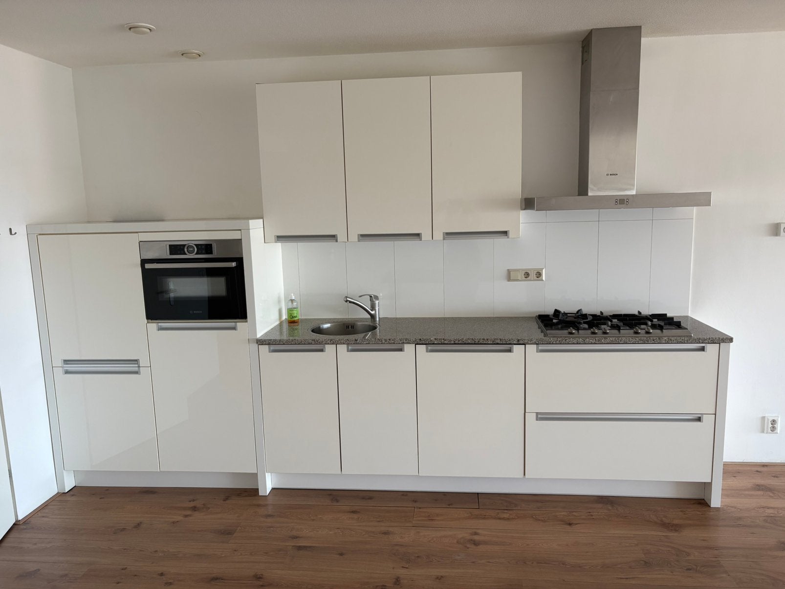 Complete moderne keuken incl. Bosch, ATEG en Beko apparatuur, Ophalen, Gebruikt, Wit, Graniet of Steen