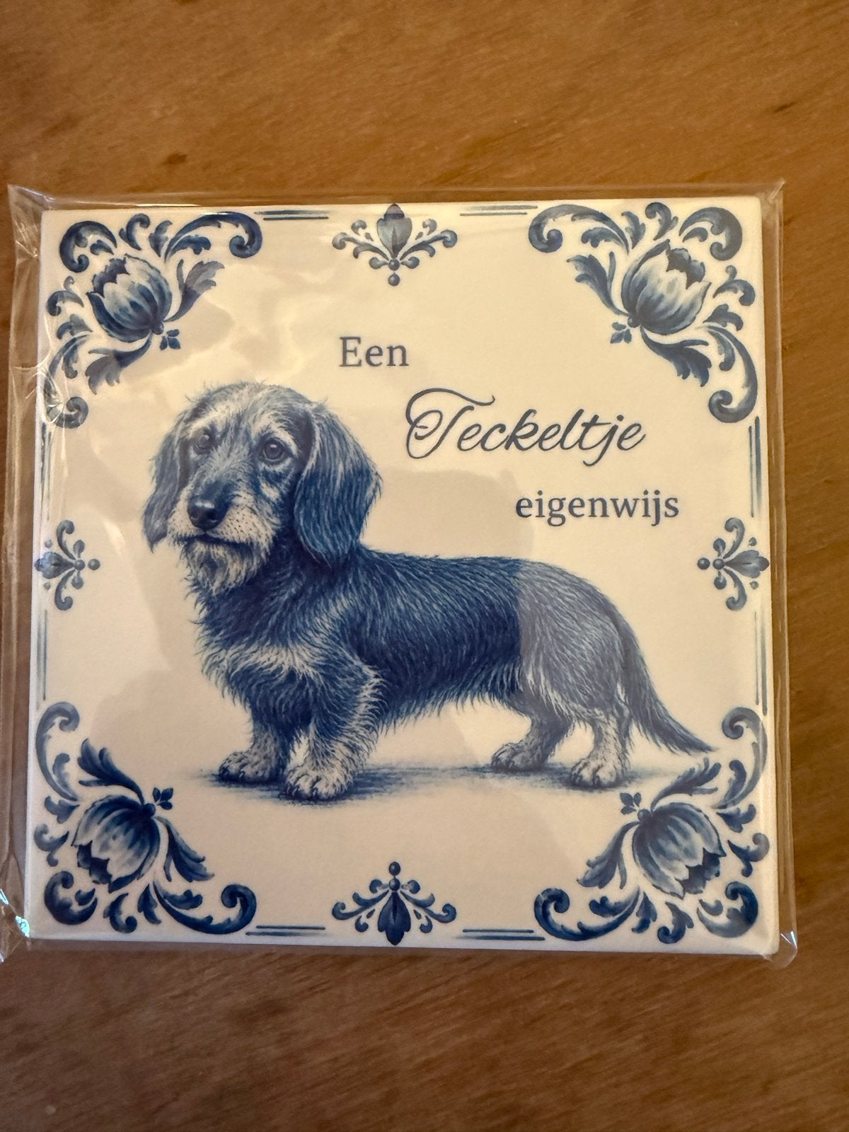 Teksttegeltje met ruwharige teckel, Ophalen of Verzenden, Zo goed als nieuw, Blauw, Steen/keramiek