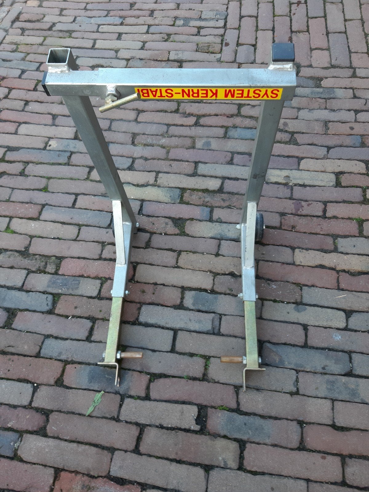Paddockstandaard, Motoren, Ophalen, Gebruikt