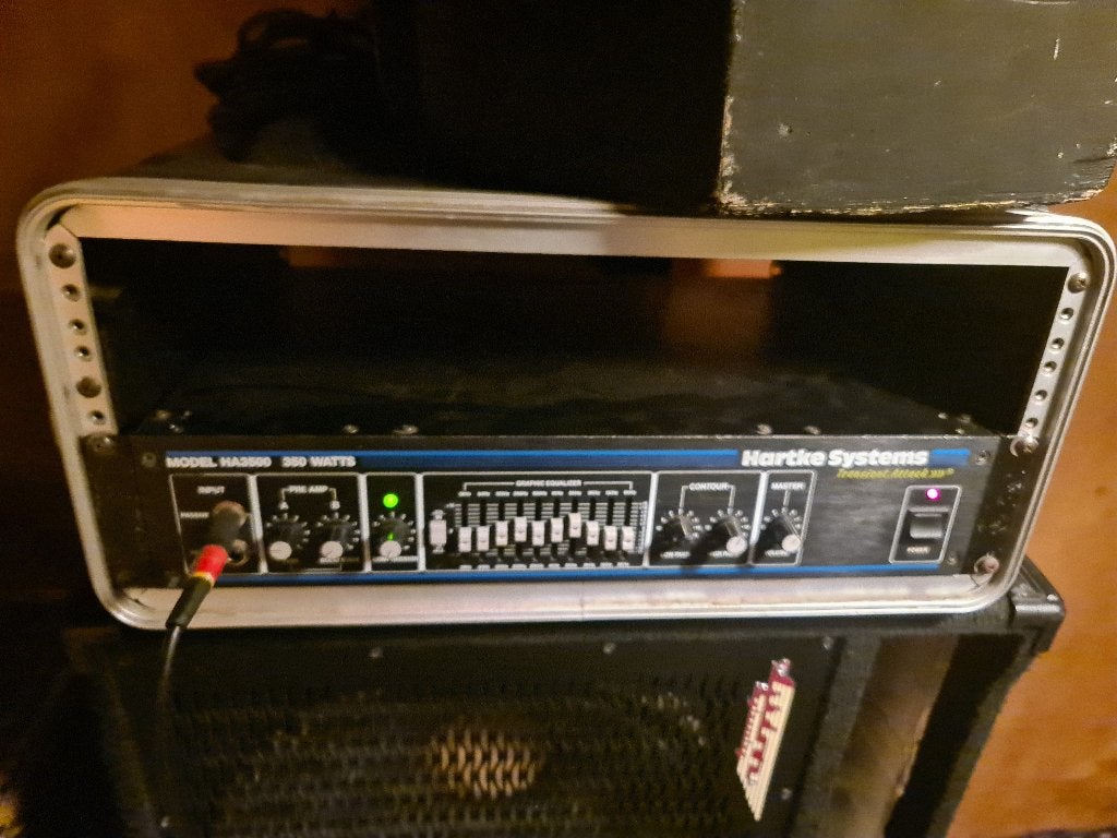 Hartke HA3500 - bastop - basversterker - in case, Ophalen of Verzenden, Gebruikt, 100 watt of meer