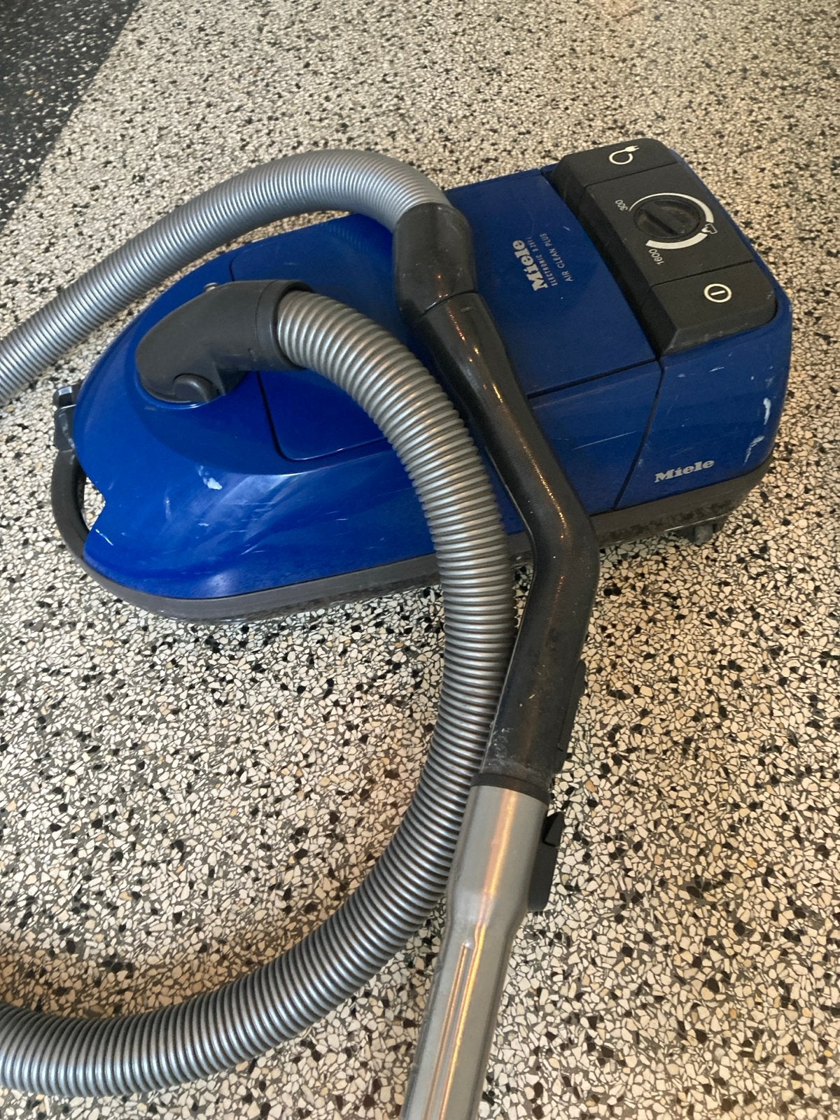 Miele S251i stofzuiger - slang blijft niet goed vastzitten, Gebruikt, Geschikt voor harde vloeren, 1600 tot 2000 watt, Miele