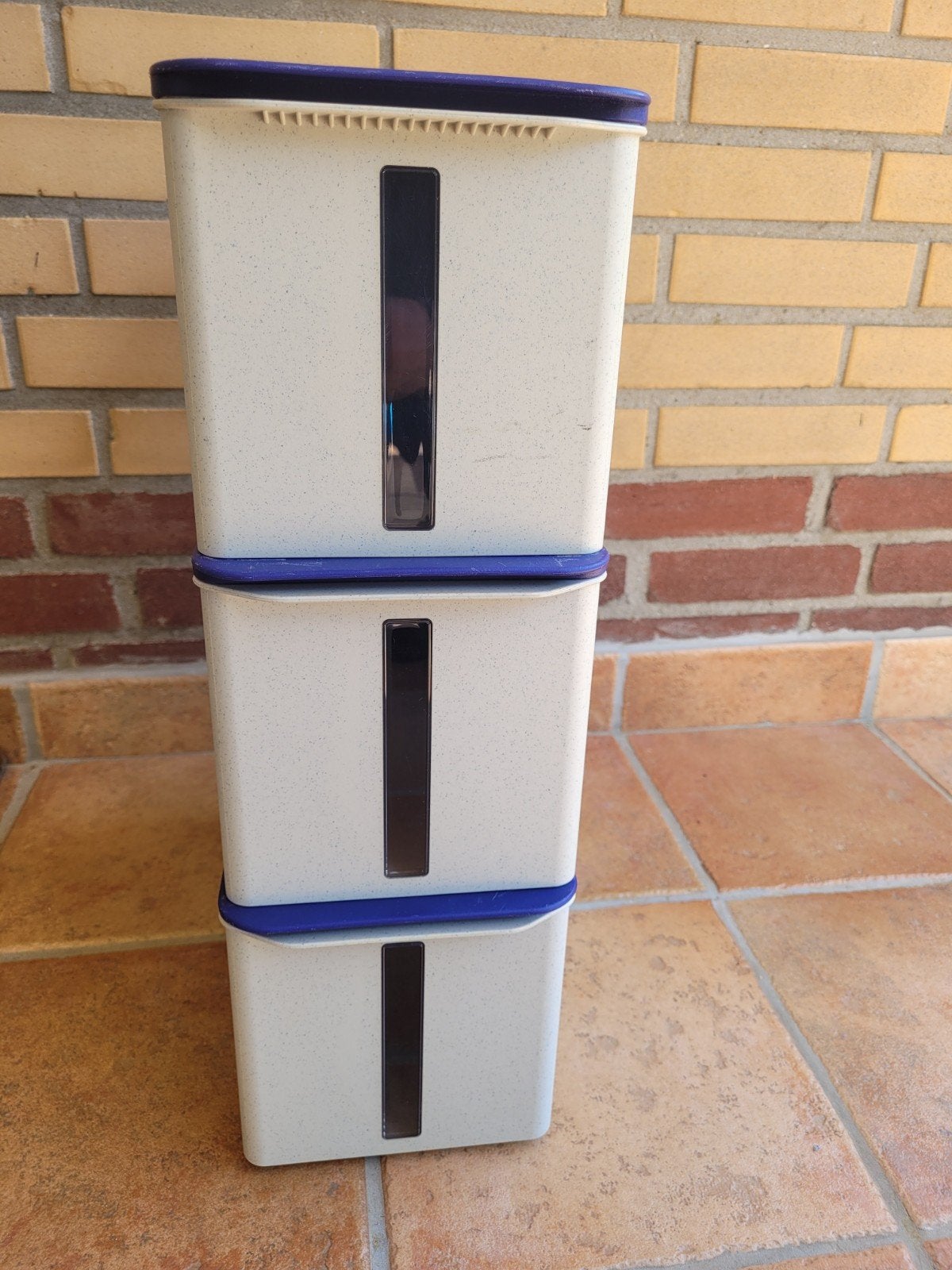 Set van 3 Tupperware voorraadbussen, crème met blauw, Gebruikt, Tupperware, Tupperware Brands Corporation, 14901 S. Orange Blossom Trail, Orlando, FL 32837, USA