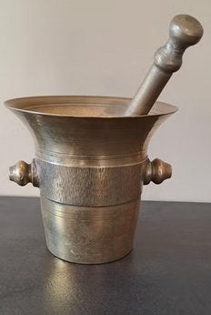 Antieke bronzen vijzel met stamper geheel van zwaar koper., Ophalen of Verzenden, Koper