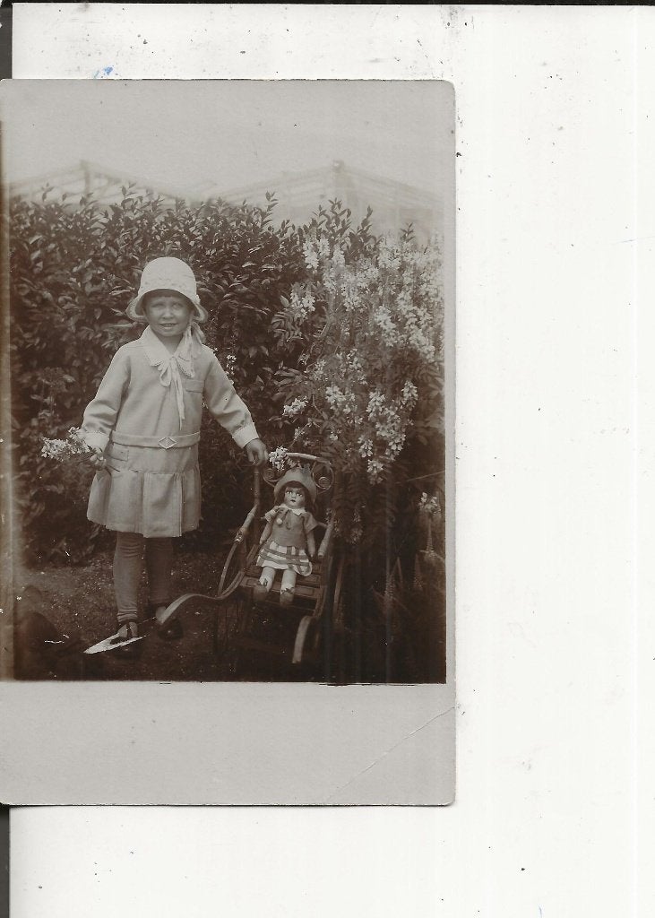 s Gravenzande Greetje de Bloois  met poppenwagen Fotokaart, Ophalen of Verzenden, Voor 1920, Ongelopen, Zuid-Holland