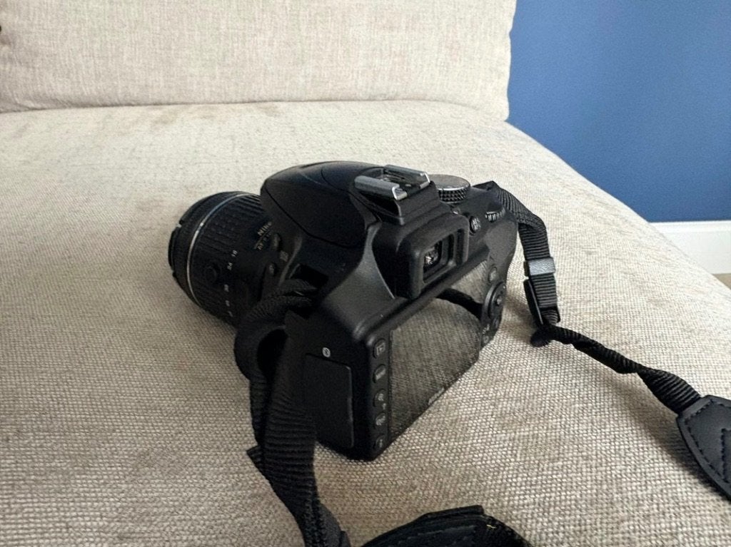 Nikon d3400, Spiegelreflex, Lensdop, Ophalen of Verzenden, Zo goed als nieuw