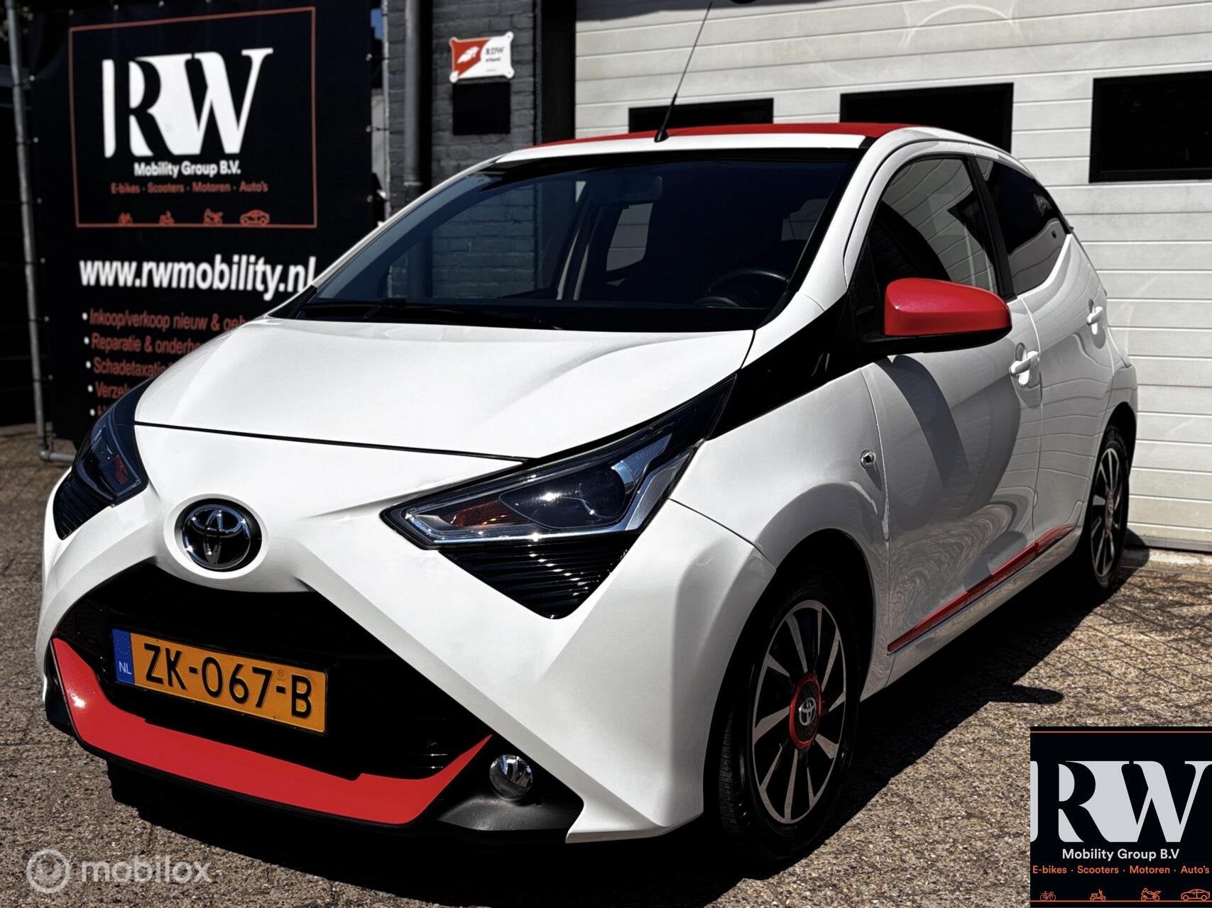 Toyota Aygo 1.0 VVT-i x-clusiv CABRIO*NAP*A/C*CARPLAY*CAMERA, Voorwielaandrijving, Gebruikt, Euro 6, Wit