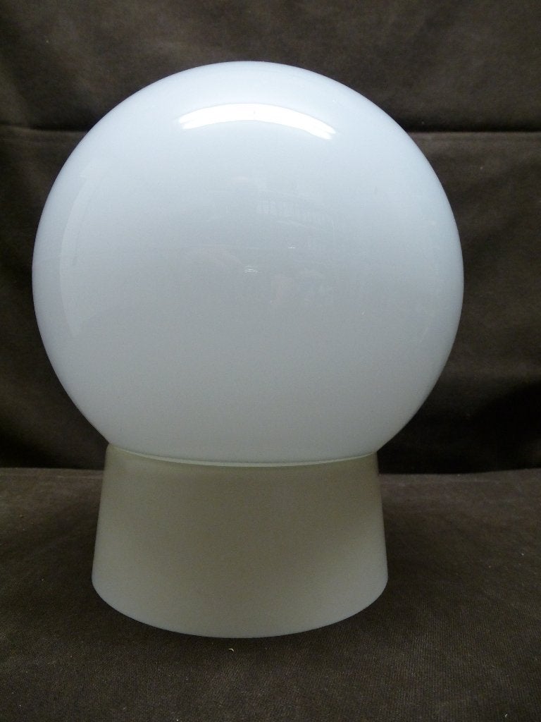 Een klassieke glazen bollamp (plafonnière of wandlamp), 16 cm, Zo goed als nieuw, Wit, Plafondlamp
