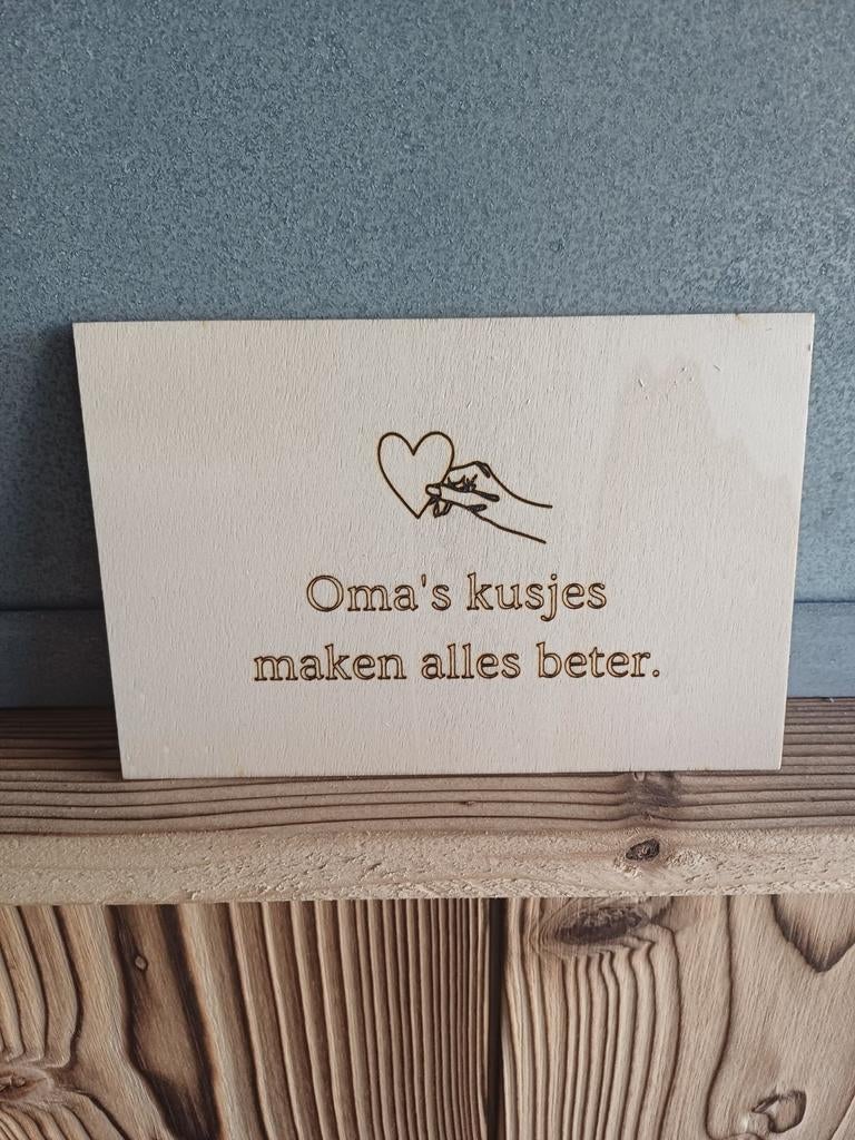 Gegraveerd houten bordje: "Oma's kusjes maken alles beter", Hout, Beige, Nieuw, Ophalen of Verzenden