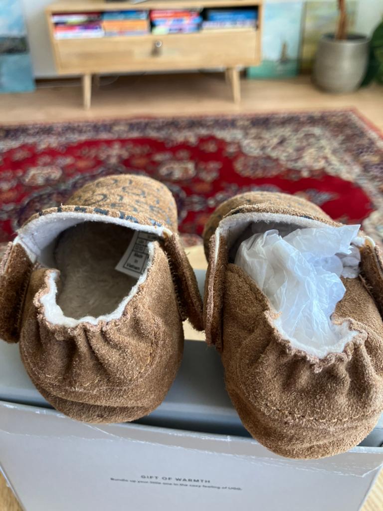 UGG babyslofjes suède 6-12 mnd NIEUW!, Ophalen of Verzenden, Nieuw, Jongetje of Meisje, Slofjes