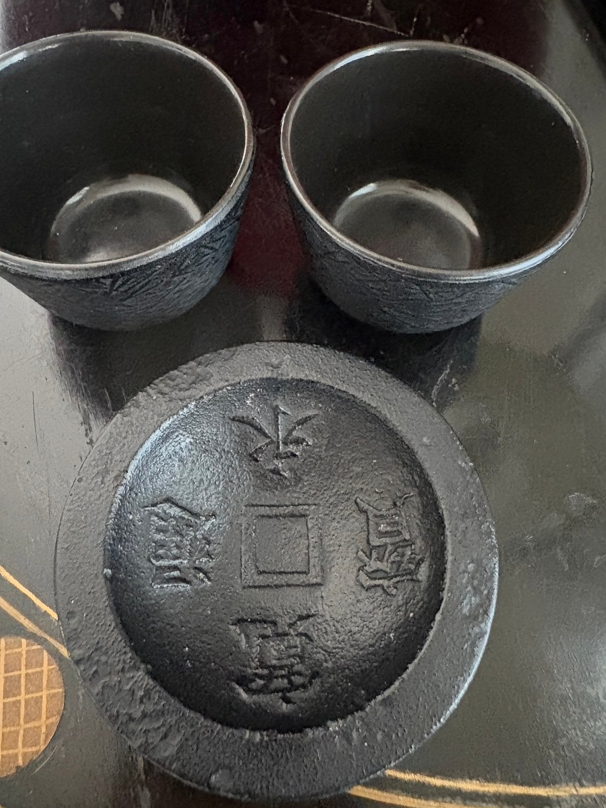 Japanse gietijzeren theekopjes met Nambu Tekki onderzetter, Overige materialen, Ophalen of Verzenden, Overige stijlen, Schaal of Schalen