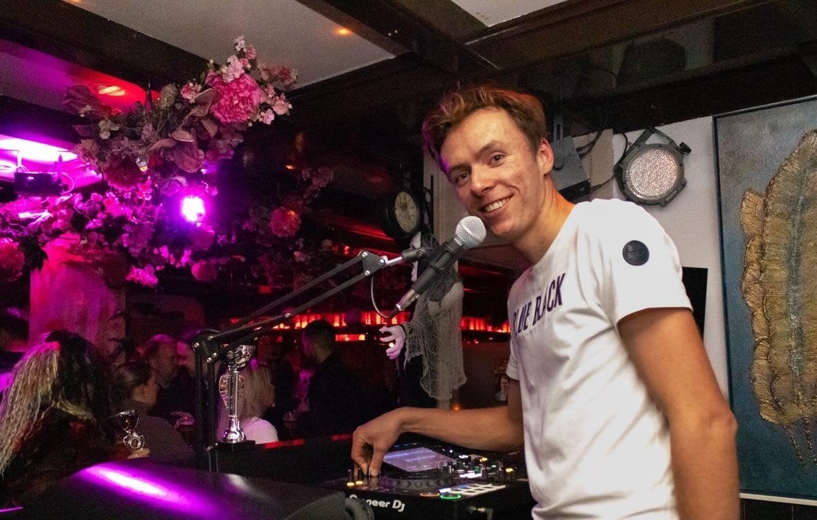 DJ voor evenementen en feesten, Ophalen