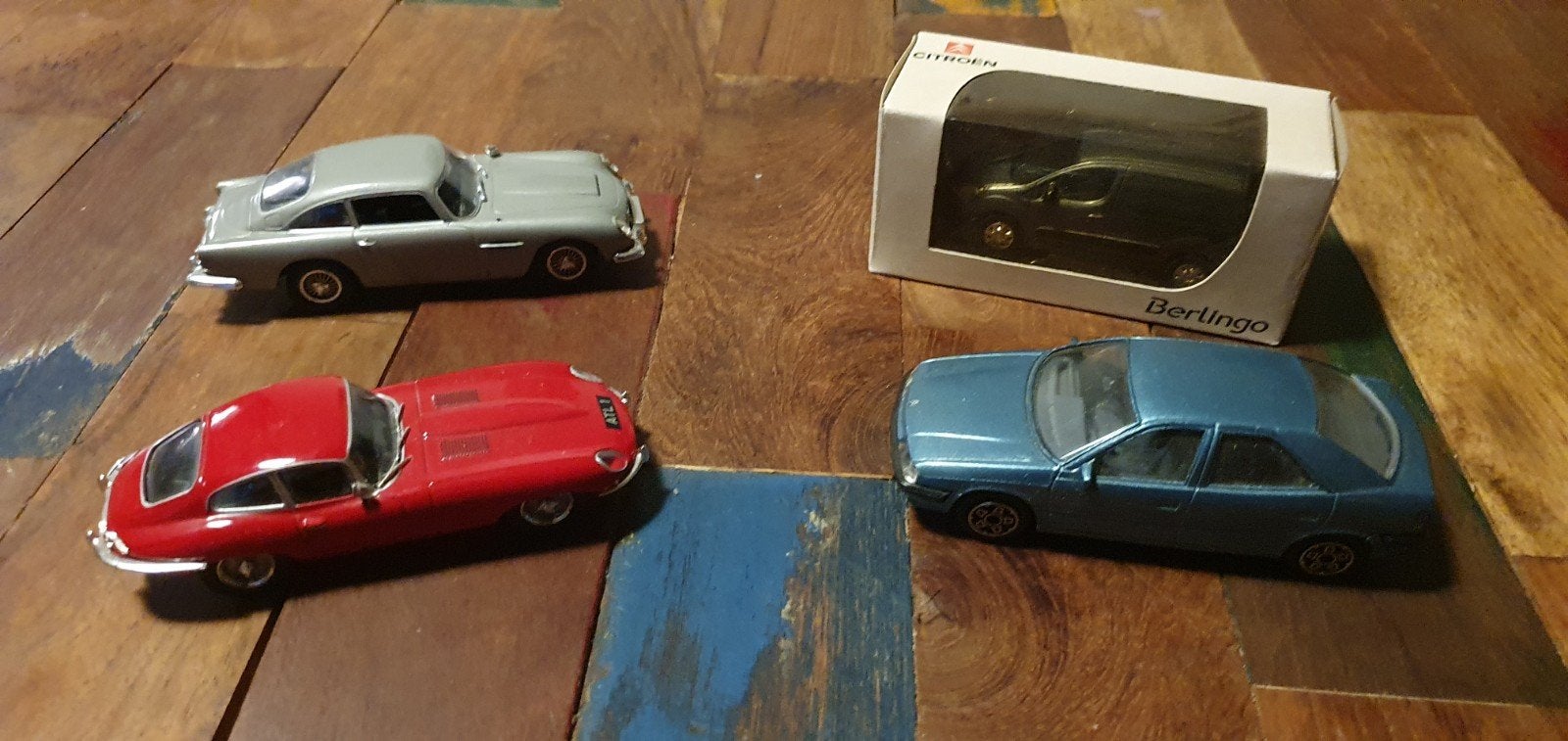 4x modelauto 1:43 (o.a. James Bond Aston Martin & Norev, Ophalen of Verzenden, Zo goed als nieuw, Auto, Norev
