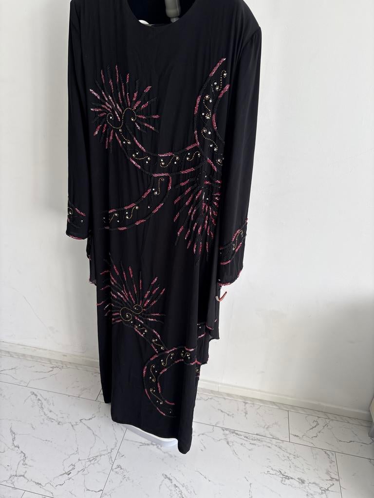 Elegante Zwarte Kaftan met Roze en Gouden Borduurwerk, Zwart, Maat 46/48 (XL) of groter, Nieuw, Ophalen of Verzenden