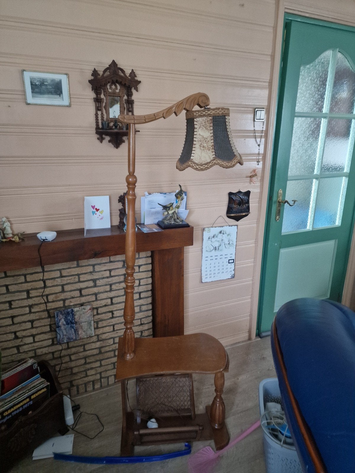 Vintage krantenbak tafeltje met lamp - opknapper, Antiek en Kunst, Ophalen