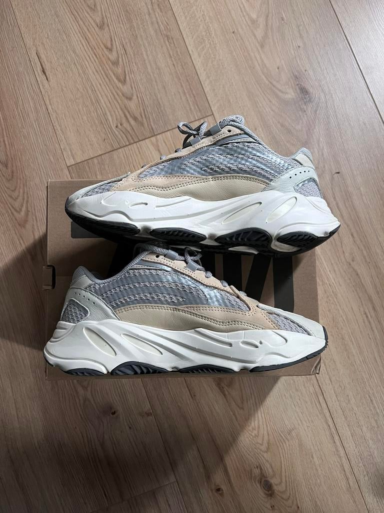 Yeezy 700 v2 Cream, Kleding | Heren, Schoenen, Overige kleuren, Verzenden, Sneakers of Gympen, Zo goed als nieuw