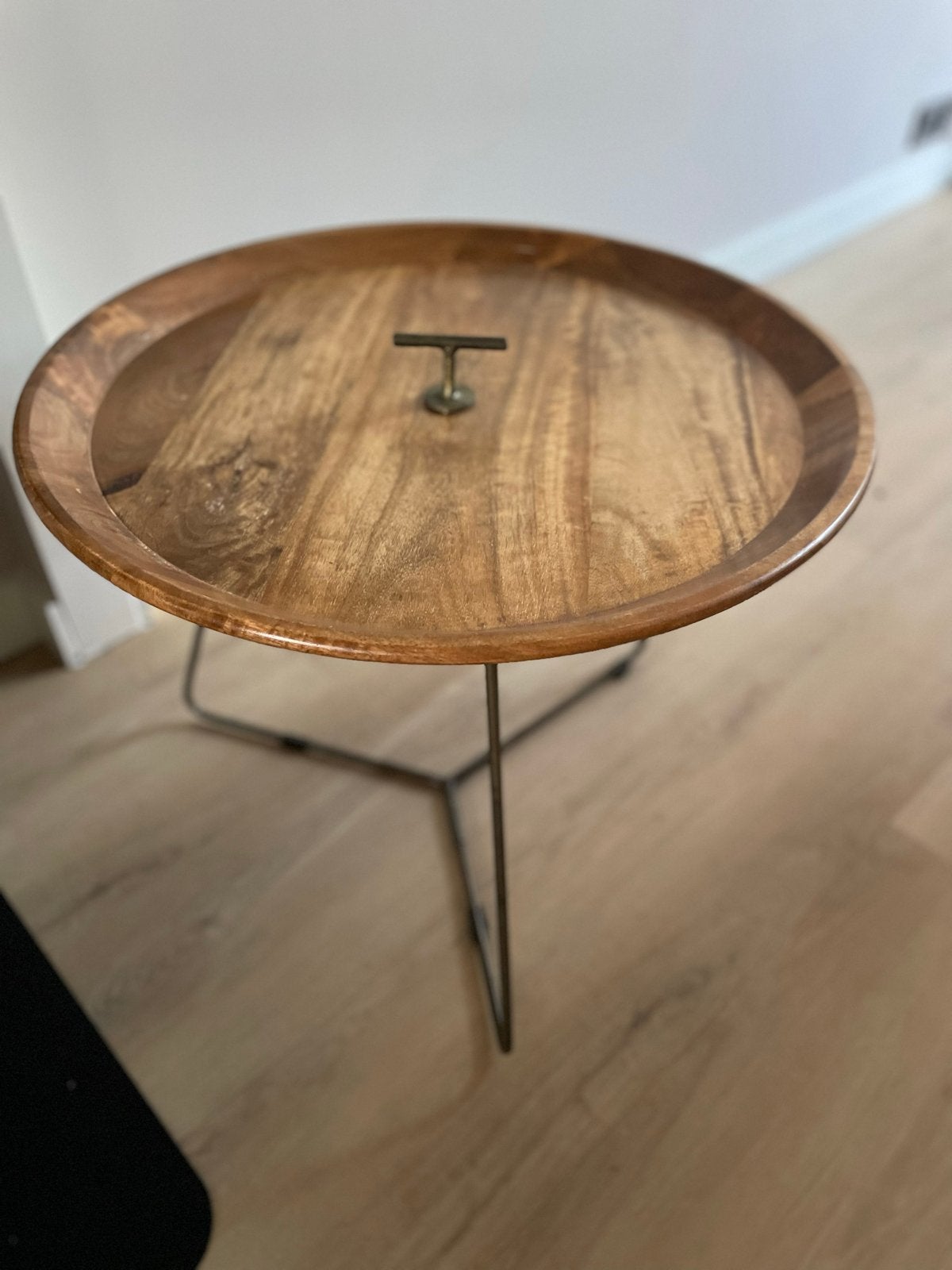 Houten bijzettafel met metalen onderstel, Huis en Inrichting, Tafels | Bijzettafels, Rond, 55 tot 75 cm, Zo goed als nieuw, Hout