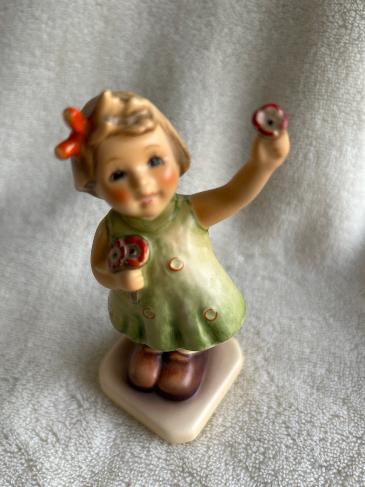 Vintage Hummel beeldje meisje met bloemen, Verzamelen, Beelden en Beeldjes, Ophalen of Verzenden, Zo goed als nieuw, Hummel