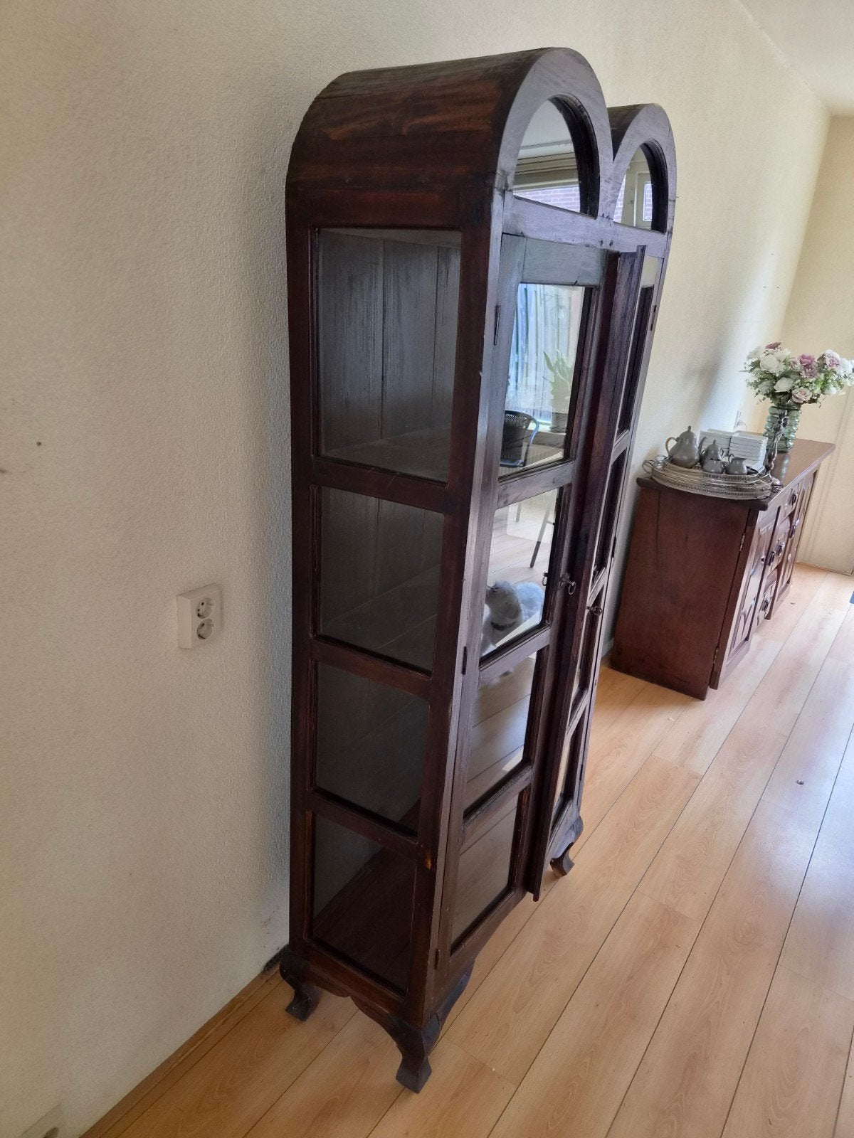 Unieke houten vitrinekast met glazen deuren, Huis en Inrichting, Ophalen, Klassiek, Overige houtsoorten, 50 tot 100 cm