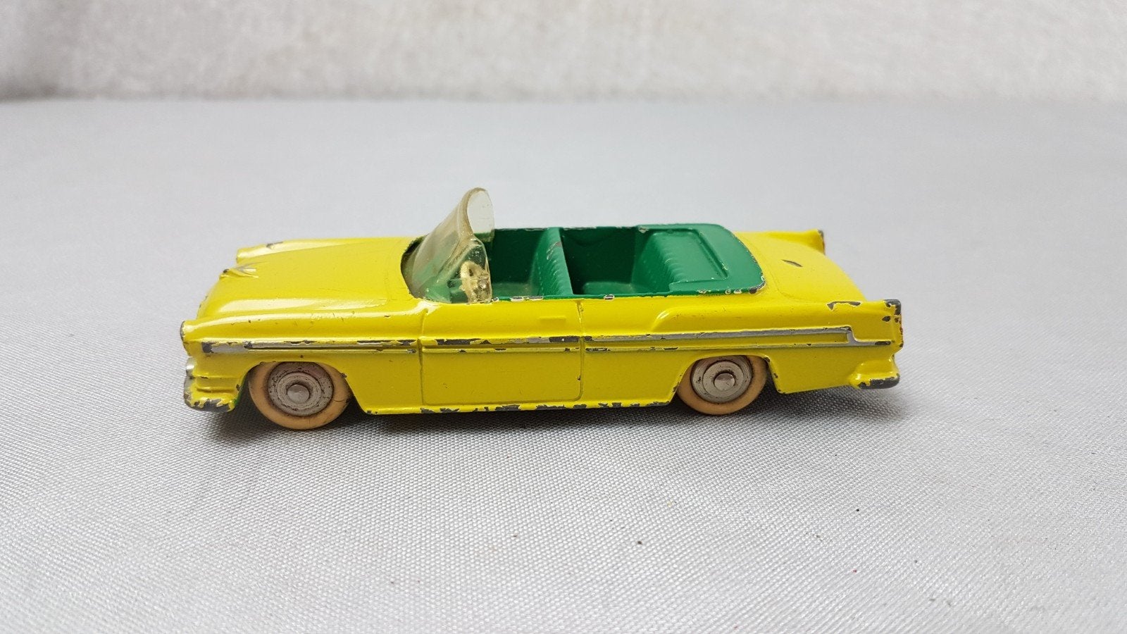 Dinky Toys Chrysler New Yorker 1955 Cabriolet - Geel, Ophalen of Verzenden, Gebruikt, Auto
