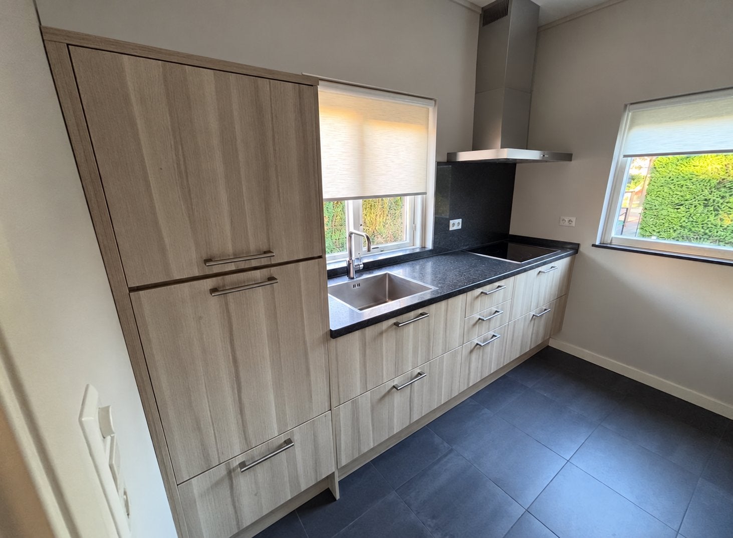Moderne keuken met Siemens apparatuur en composiet blad, Ophalen, Gebruikt, Overige kleuren, Enkelwandige keuken