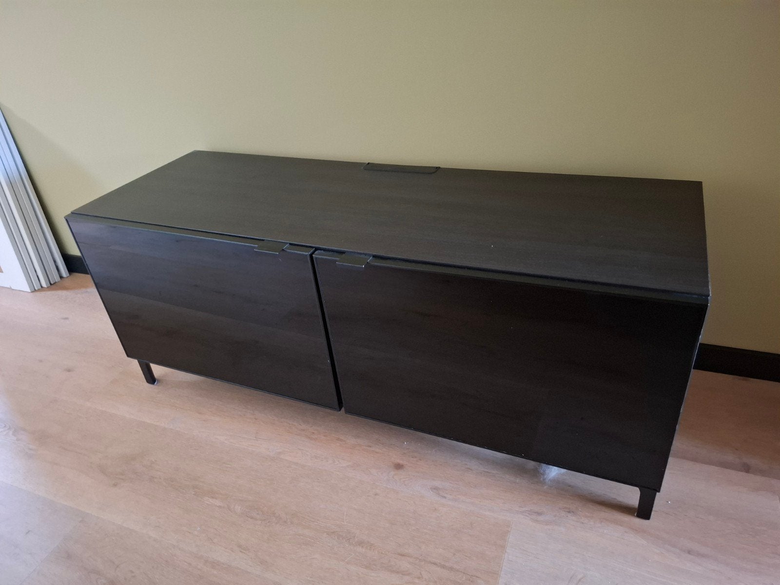 Tv Meubel 120cm (Ikea Besta zwartbruin), Ophalen, 100 tot 150 cm, Zo goed als nieuw, 25 tot 50 cm